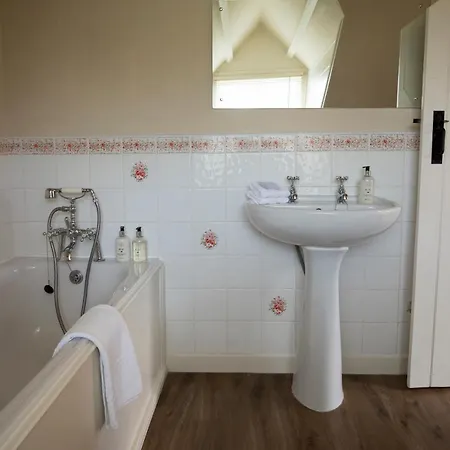 Broom House At Bridge Bed & Breakfast 4*